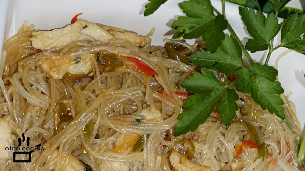 Fideos con pollo y verduras